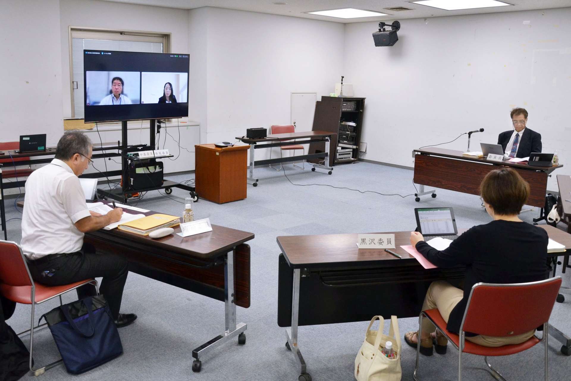 公文書の管理について協議した委員会＝１１日、県庁