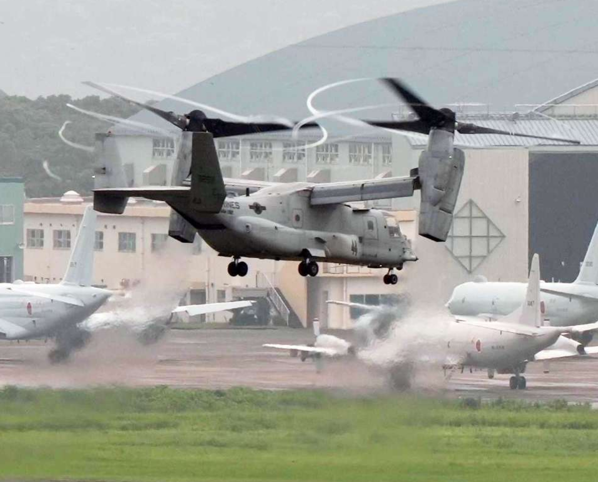 離陸する米海兵隊のオスプレイ＝１１日午前９時４０分ごろ、鹿屋市の海上自衛隊鹿屋航空基地