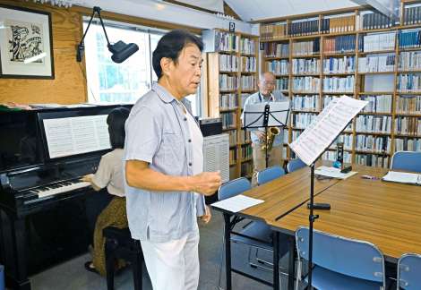 帰郷公演を前に音合わせをする池田敏也さん（手前）＝８日、鹿児島市加治屋町