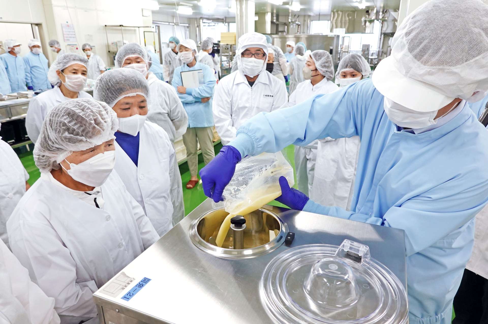 米粉が原料のライスミルクで作った「ライスクリーム」製造の実演＝３日、鹿屋市の大隅加工技術研究センター