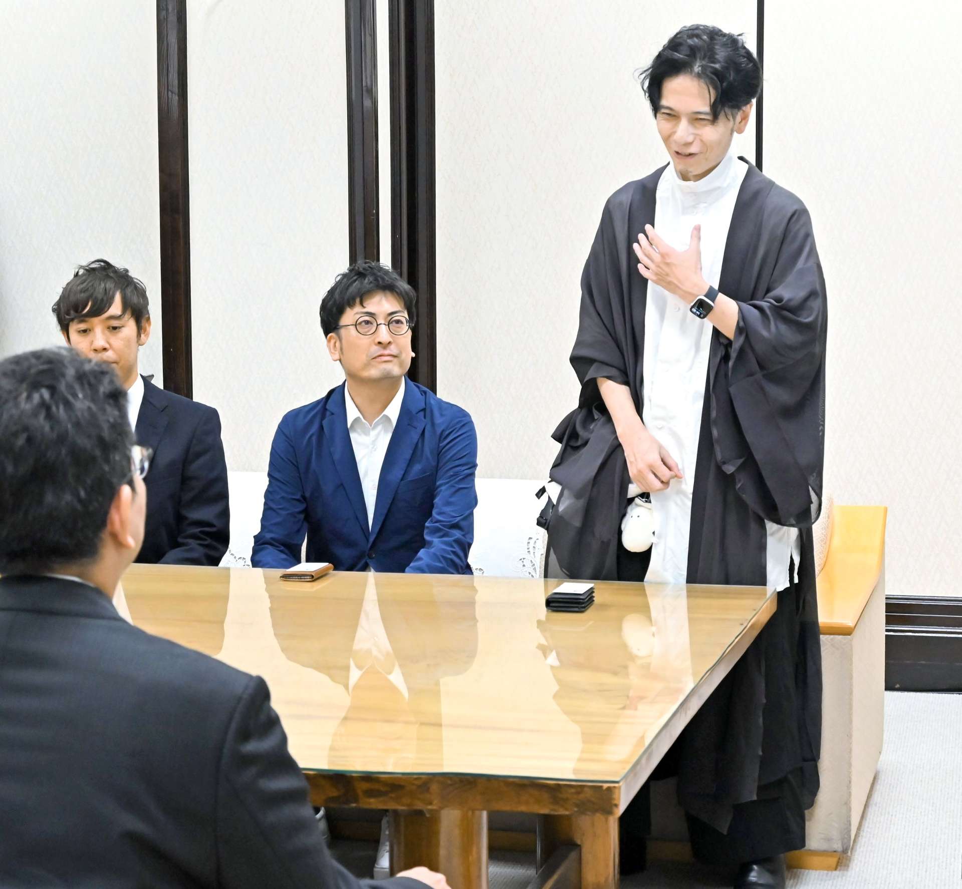 鹿児島市と立地協定を結びあいさつするアルサーガパートナーズの小俣泰明社長＝鹿児島市役所