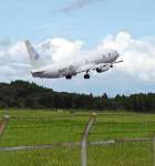 海上自衛隊鹿屋基地を離陸する米海軍のＰ８Ａ哨戒機＝１２日、鹿屋市の同基地