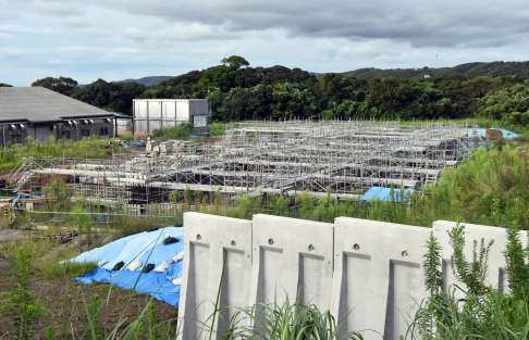 基礎や足場が置かれている隊員宿舎予定地＝４日、西之表市