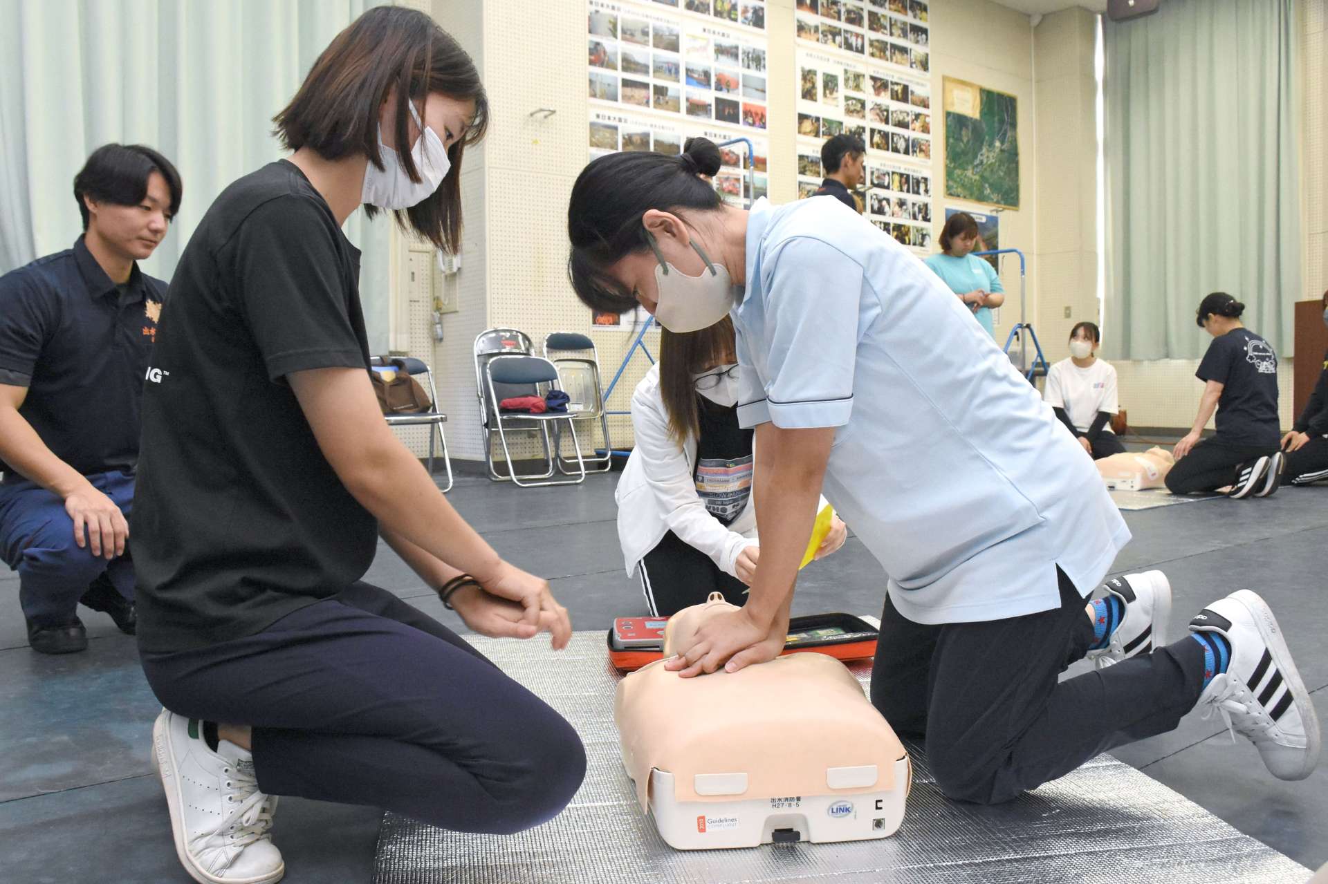 連携して心肺蘇生する参加者＝１０日、出水市消防本部