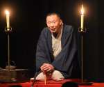和蝋燭の明かりの中、落語を披露する桂伸衛門さん＝大崎町中央公民館