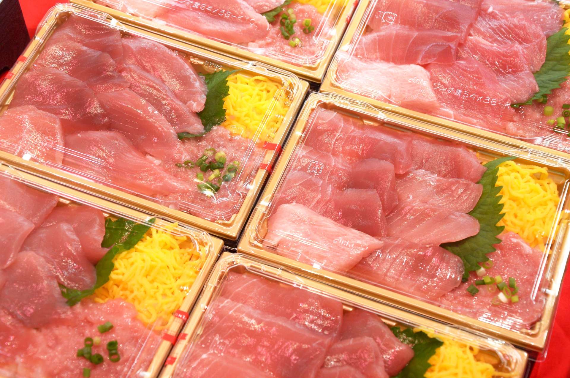 「長崎物産展」で販売する対馬産の養殖マグロを使った弁当＝１７日、鹿児島市の山形屋