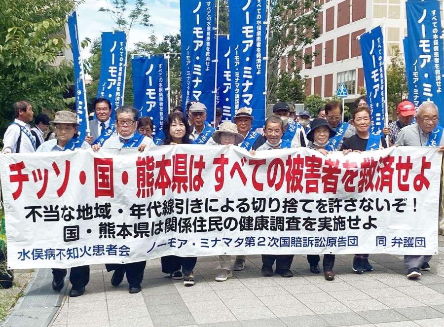 福岡高裁に入廷する水俣病訴訟の原告ら＝１７日、福岡市