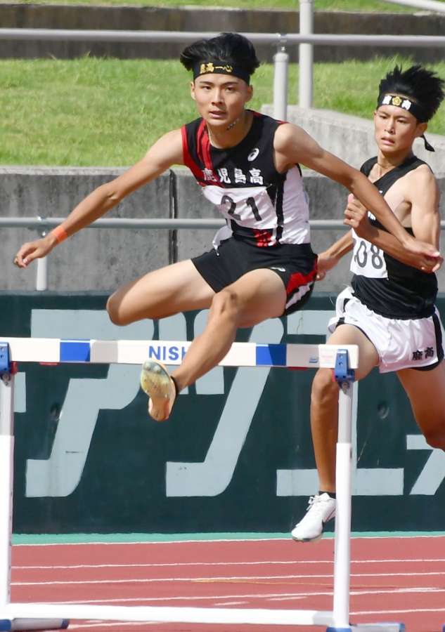 男子４００メートル障害で優勝した橋元翔琉（鹿児島）＝白波スタジアム