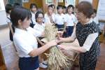 「子ども食堂おおうら」に新米を寄贈する児童＝南さつま市の大浦小学校