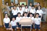 「子ども食堂おおうら」のメンバーに新米を寄贈した児童ら＝南さつま市の大浦小学校