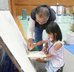 地元企業の仕事を体験する小学生＝鹿屋市串良の串良平和アリーナ
