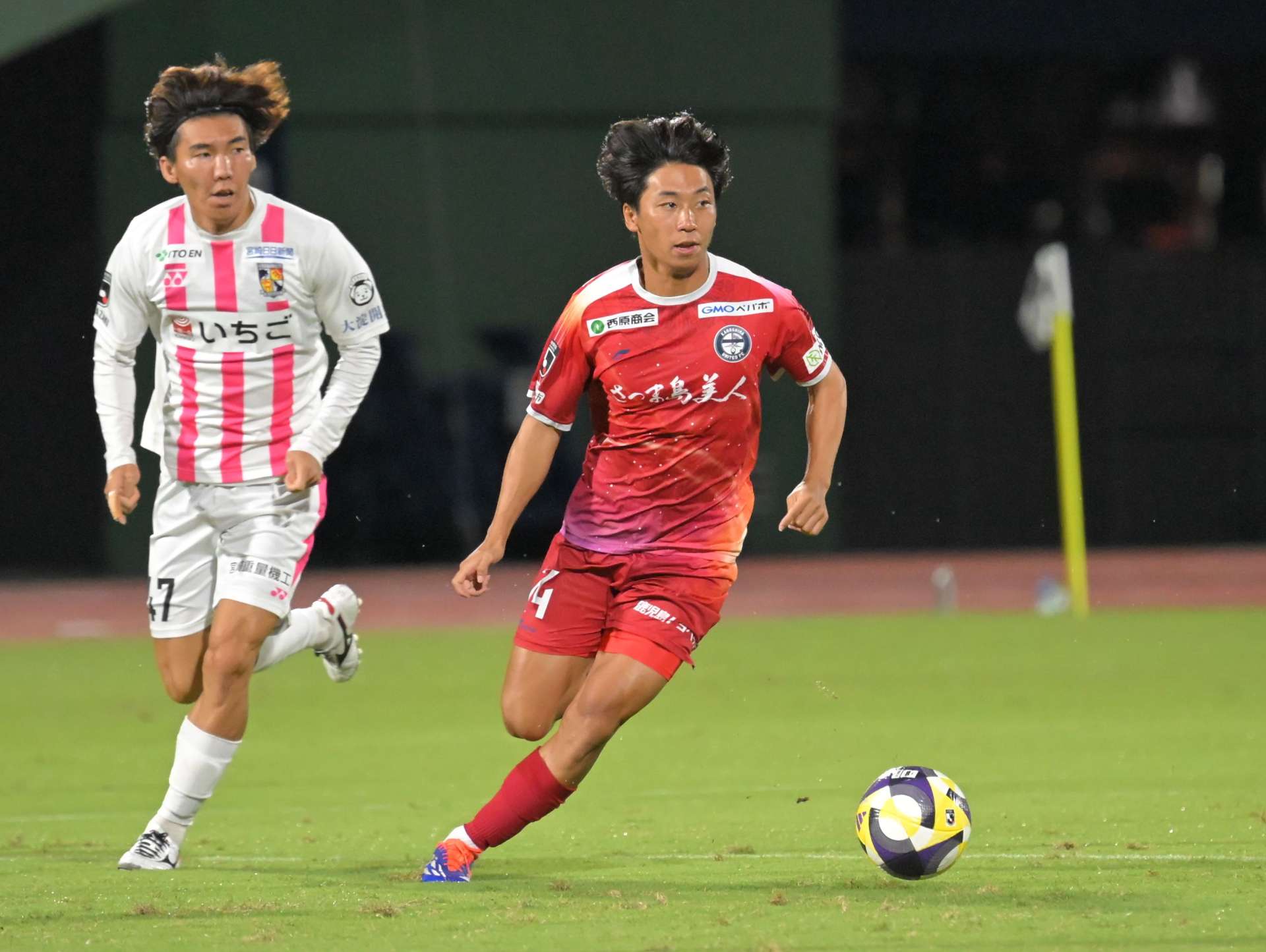 前半、ドリブルで攻め上がる鹿児島Ｕ・吉尾＝白波スタジアム