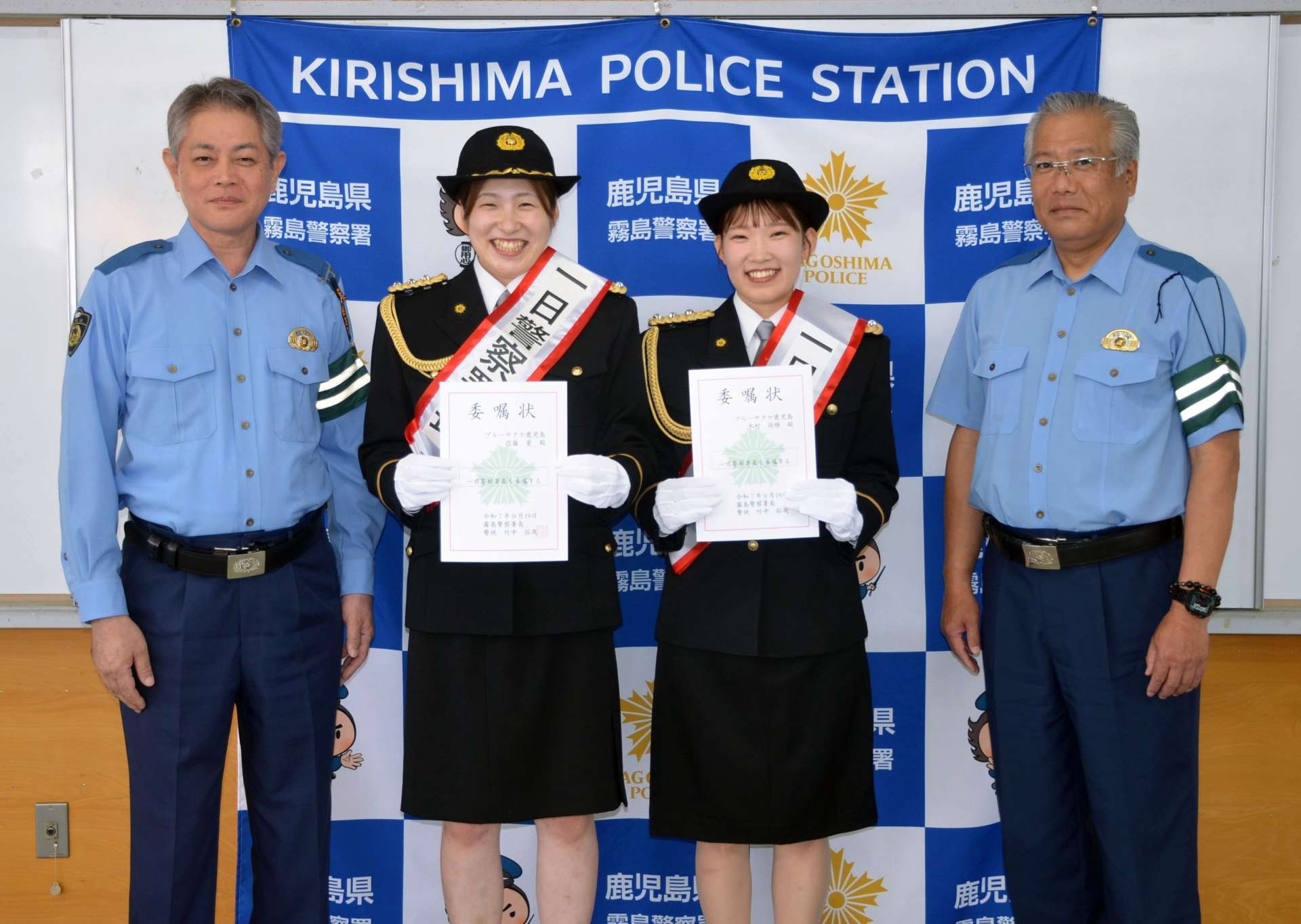一日警察署長に任命されたブルーサクヤ鹿児島の佐藤愛さん（左から２人目）と木村萌雅さん（同３人目）＝１９日、霧島警察署