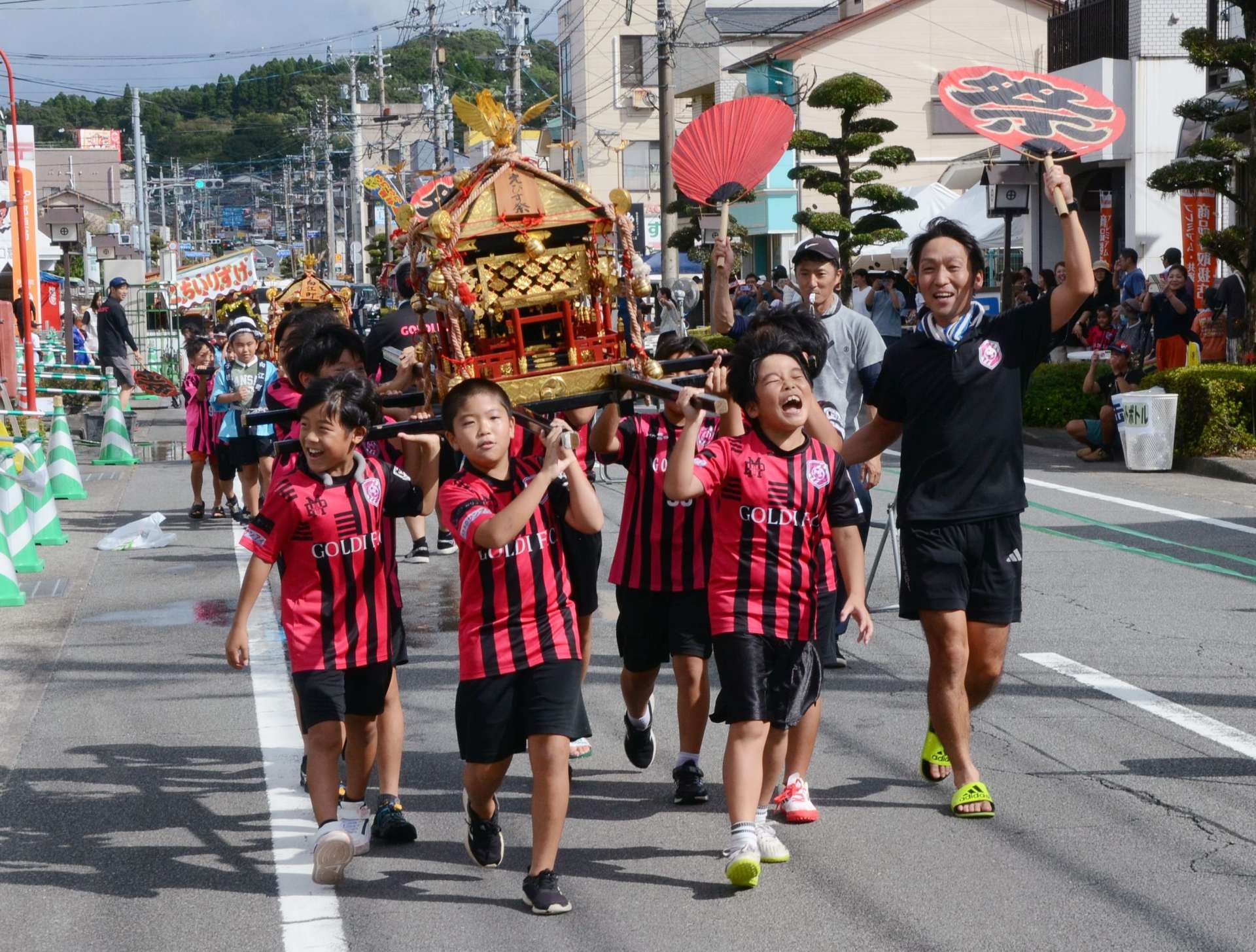 初めて開かれた「伊集院えびす祭り」で披露された子どもみこし＝日置市伊集院