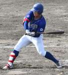 ７回表鹿屋体大２死三塁、代打高橋が適時左前打を放つ＝ＭＯＲＩオールウェーブスタジアム