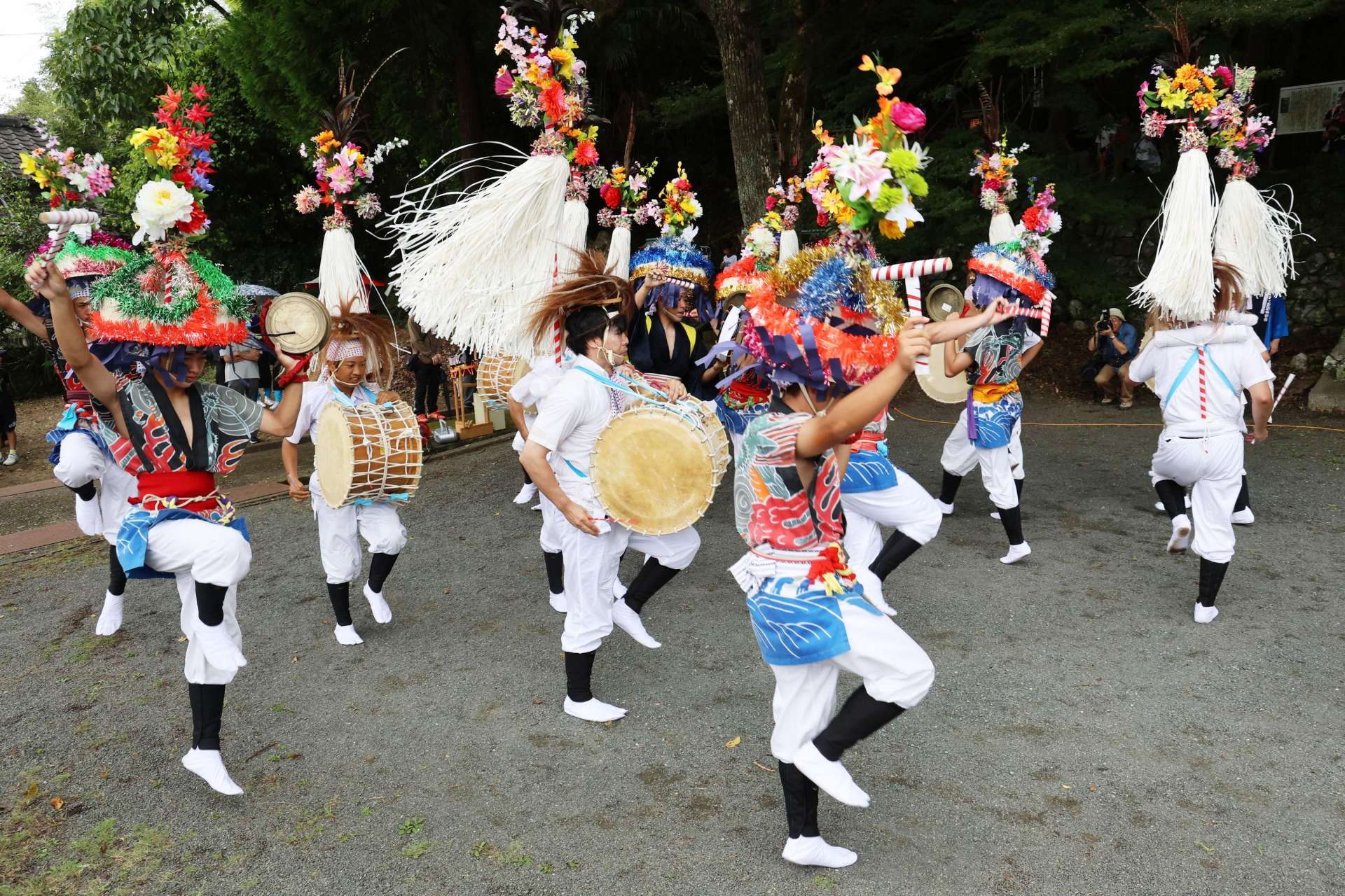 太鼓踊りを披露する男性の踊り手たち＝薩摩川内市の高城神社