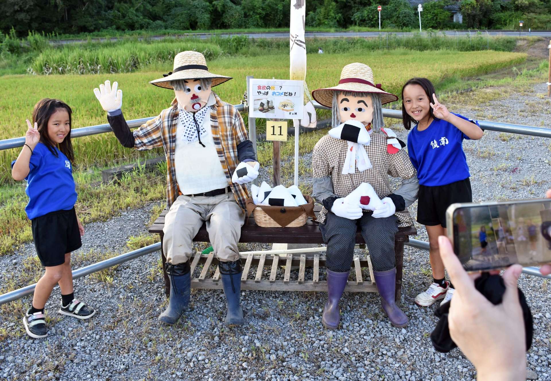 お気に入りの作品と写真を撮る子どもら＝姶良市下名