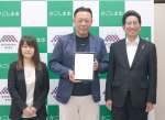 立地協定を結び記念撮影をするＦ－ＩＴコンサルの福重康宏代表取締役＝鹿児島市役所