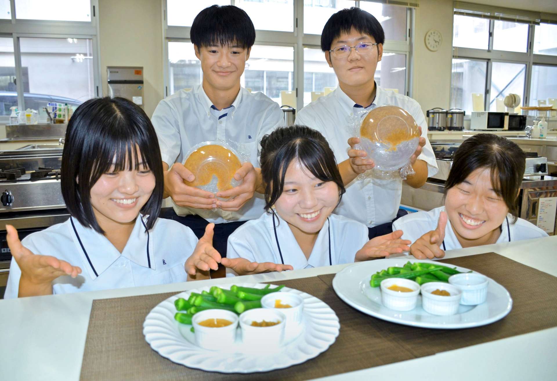 ニンジンの皮やへたなど未利用資源を活用して作ったベジタブルみそを開発した国分中央高校の生徒＝２５日、霧島市国分中央１丁目の同校