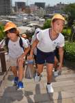 西郷隆盛ゆかりの史跡を巡り、南洲神社のゴールを目指す小学生ら＝鹿児島市上竜尾町