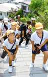 西郷隆盛ゆかりの史跡を巡り、南洲神社のゴールを目指す小学生ら＝鹿児島市上竜尾町