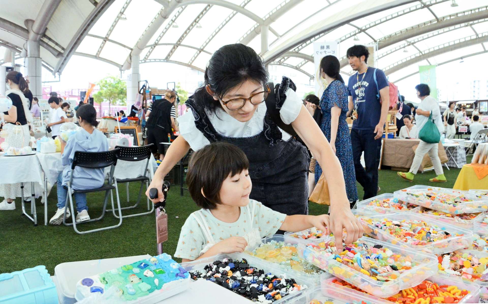多くの家族連れでにぎわうイベント会場＝２７日、鹿児島市浜町のかんまちあ