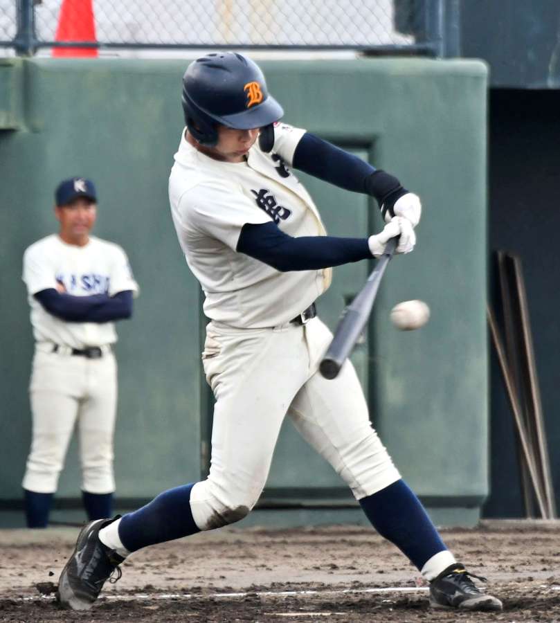 ８回裏鹿実２死二塁、下戸が右前適時打を放つ＝平和リース