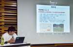 高病原性鳥インフルエンザの防疫演習を説明する肝属家畜保健衛生所の担当者＝２９日、鹿児島市