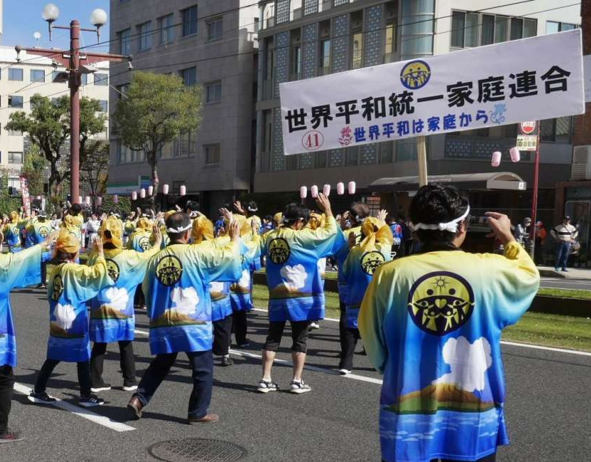 〈資料写真〉２０２３年１１月３日、おはら祭でそろいの法被を着て踊る「世界平和統一家庭連合鹿児島」の踊り連＝鹿児島市