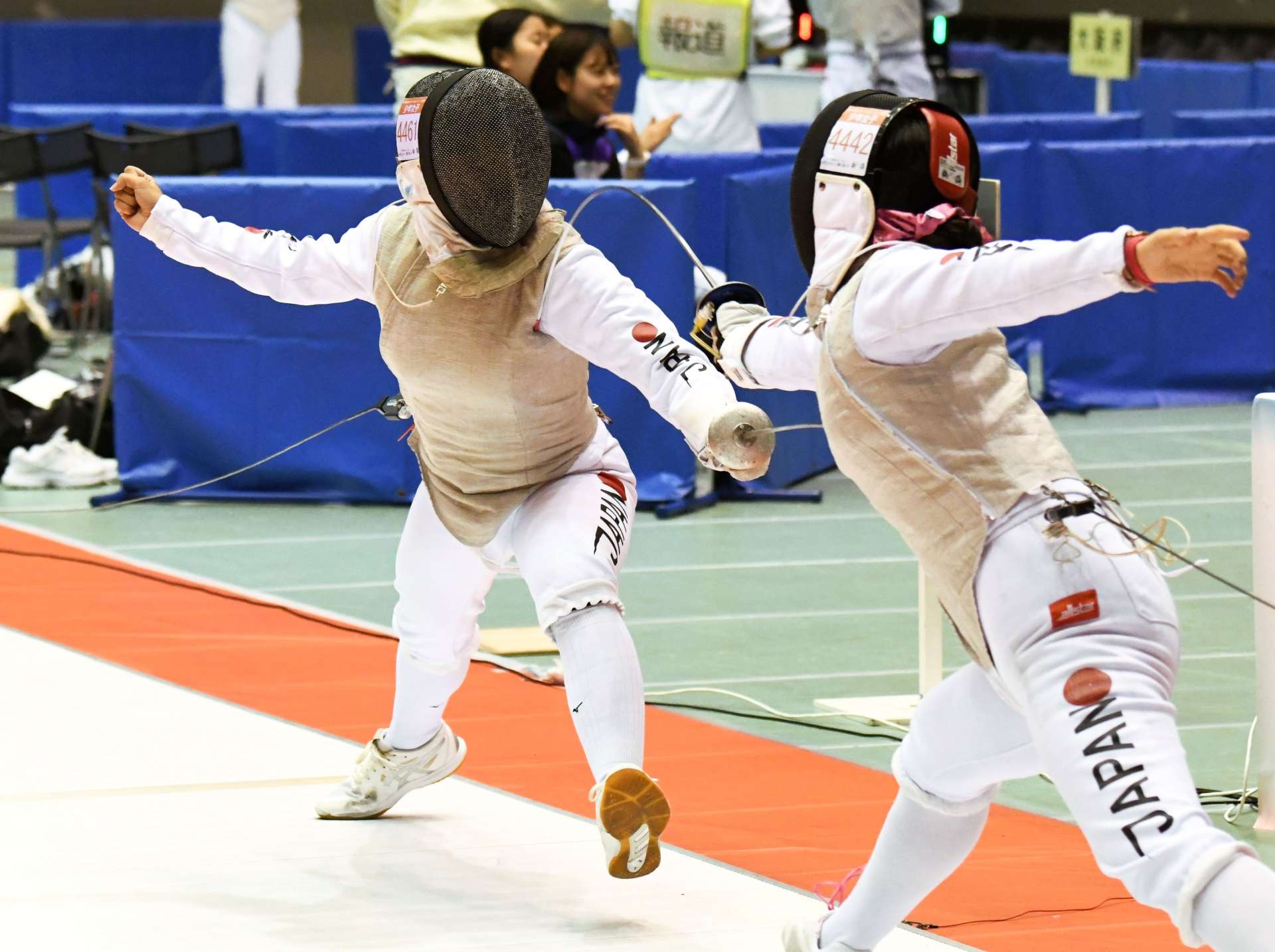 フェンシング少年女子３位決定戦、果敢に攻める鹿児島・桐木平（左、鹿南高）＝大津市ウカルちゃんアリーナ