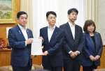 塩田康一知事に勧告書を手渡す富永信一委員長（左から２番目）＝１日、県庁