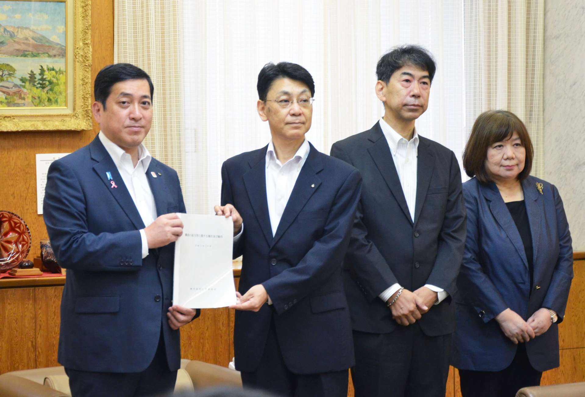 塩田康一知事に勧告書を手渡す富永信一委員長（左から２番目）＝１日、県庁