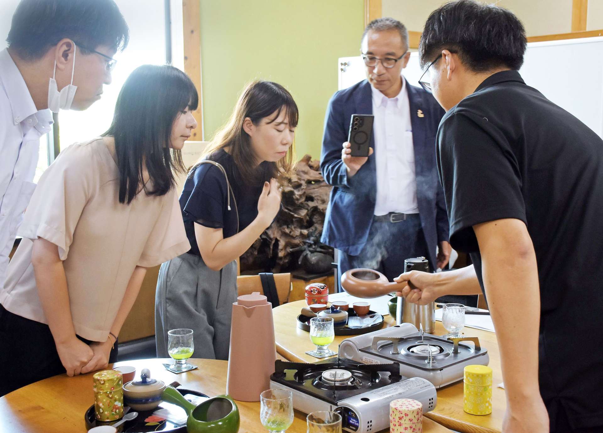 和香園のほうじ茶作りを体験するツアー参加者＝志布志市有明町原田