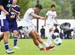 前半、シュートを放つ鹿児島のＭＦ外山＝野洲川歴史公園サッカー場