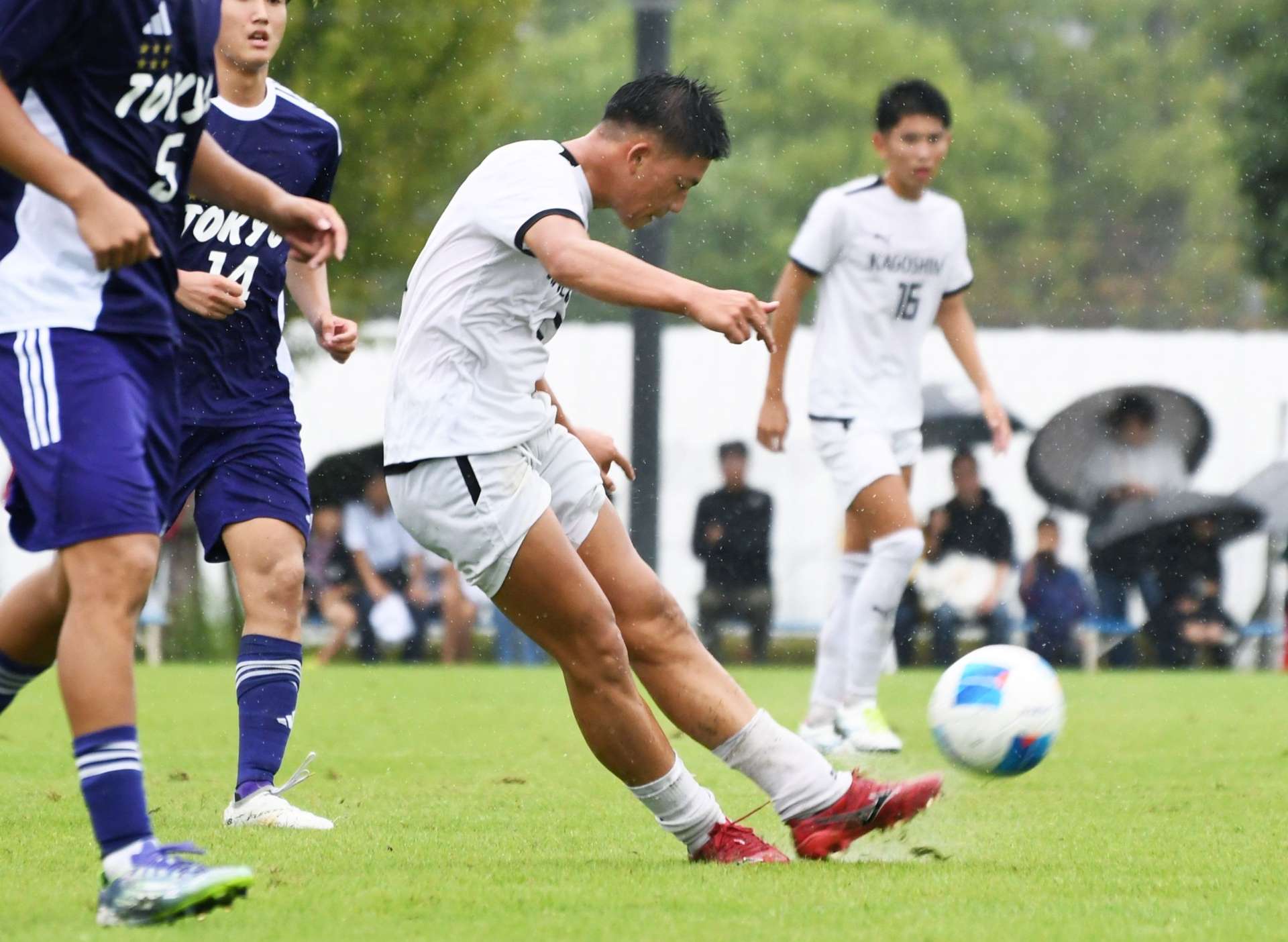前半、シュートを放つ鹿児島のＭＦ外山＝野洲川歴史公園サッカー場