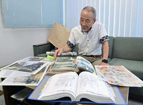 鹿屋空も参加した重慶爆撃の資料を調べる小手川清隆さん＝２日、鹿屋市