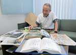 鹿屋空も参加した重慶爆撃の資料を調べる小手川清隆さん＝２日、鹿屋市