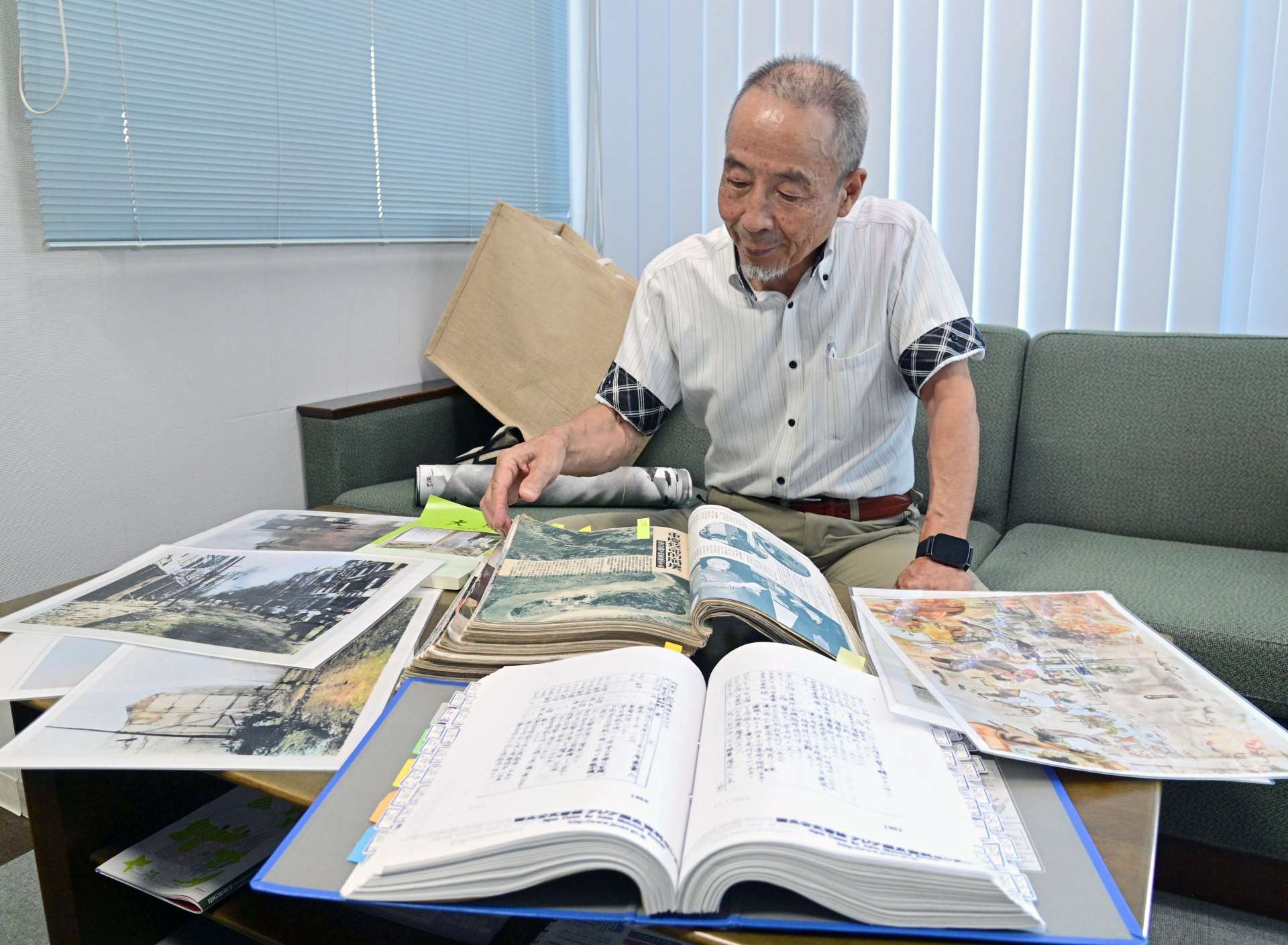 鹿屋空も参加した重慶爆撃の資料を調べる小手川清隆さん＝２日、鹿屋市