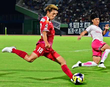 前節の栃木Ｃ戦でシュートを放つ鹿児島Ｕの河村＝白波スタジアム