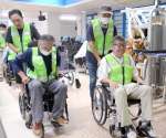 避難訓練で車いすを押す地域住民＝９月２８日、鹿児島市川田町の特別養護老人ホーム愛泉園