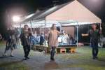 楽器の奏者を中心に輪になって舞を披露する踊り手＝肝付町新富