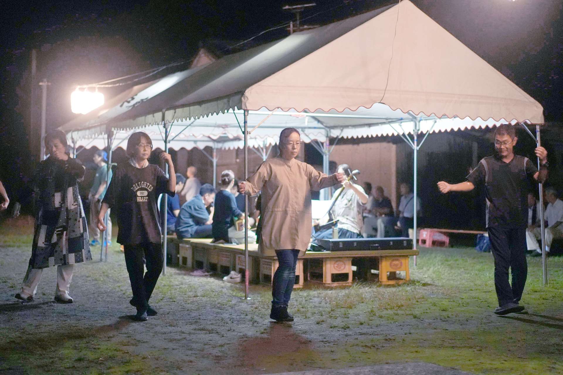 楽器の奏者を中心に輪になって舞を披露する踊り手＝肝付町新富