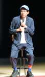 自身の作品について語る野口雄大監督＝５日、指宿市民会館