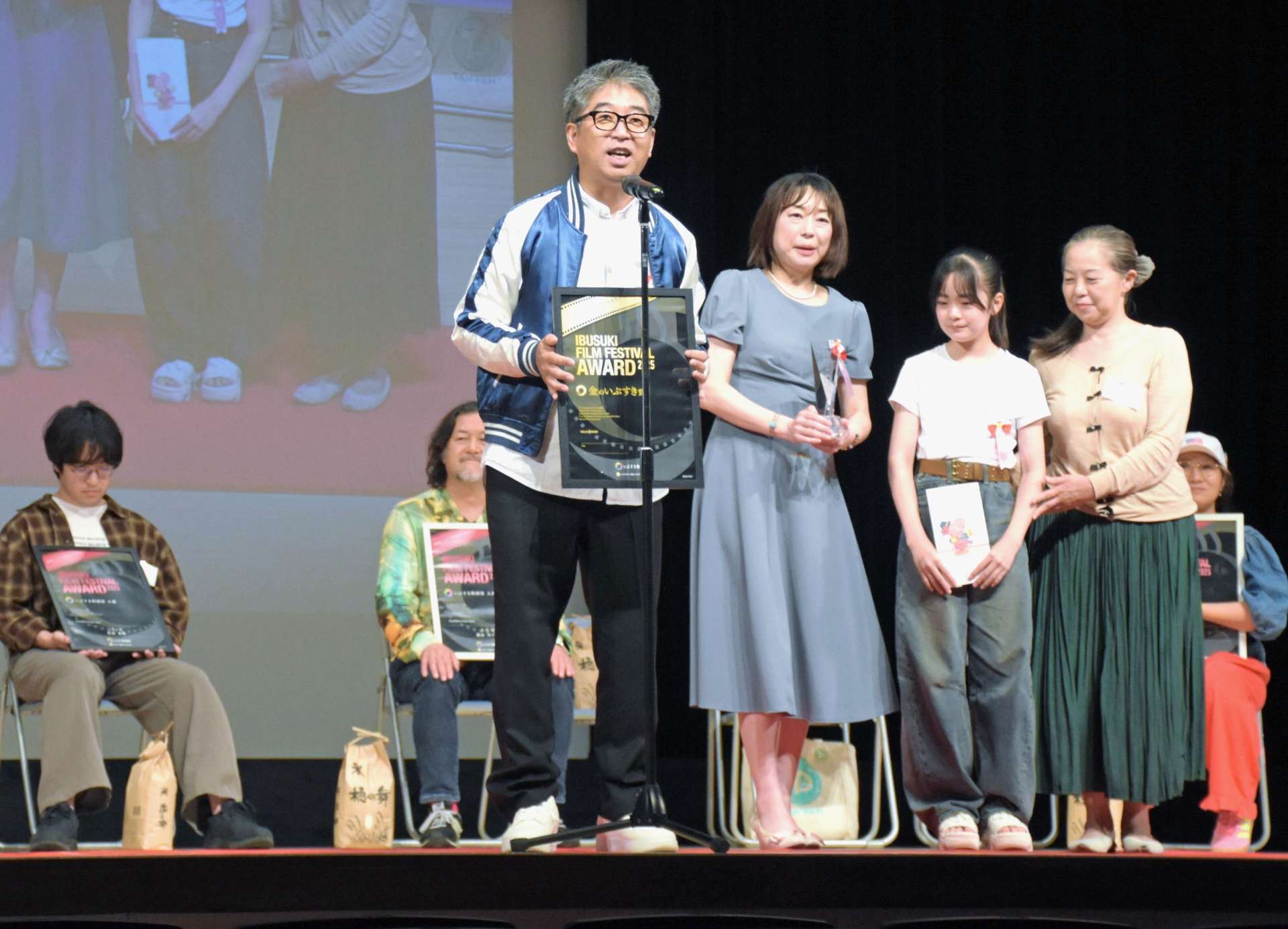 金のいぶすき賞に選ばれた「白縹」の出演者や関係者＝指宿市民会館