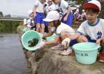 モクズガニを放流する柏原小学校の児童ら＝さつま町柏原