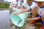 カワニナを放流する柏原小学校の児童＝さつま町柏原
