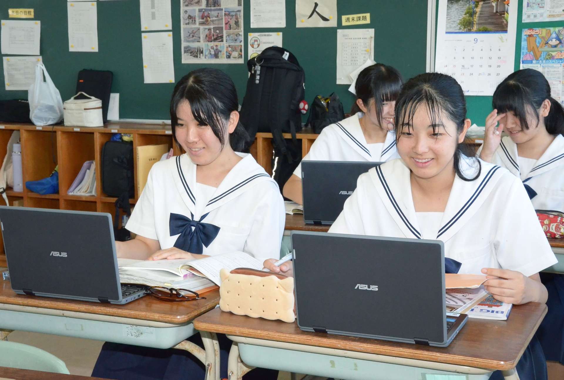 遠隔授業を受ける古仁屋高の生徒＝瀬戸内町