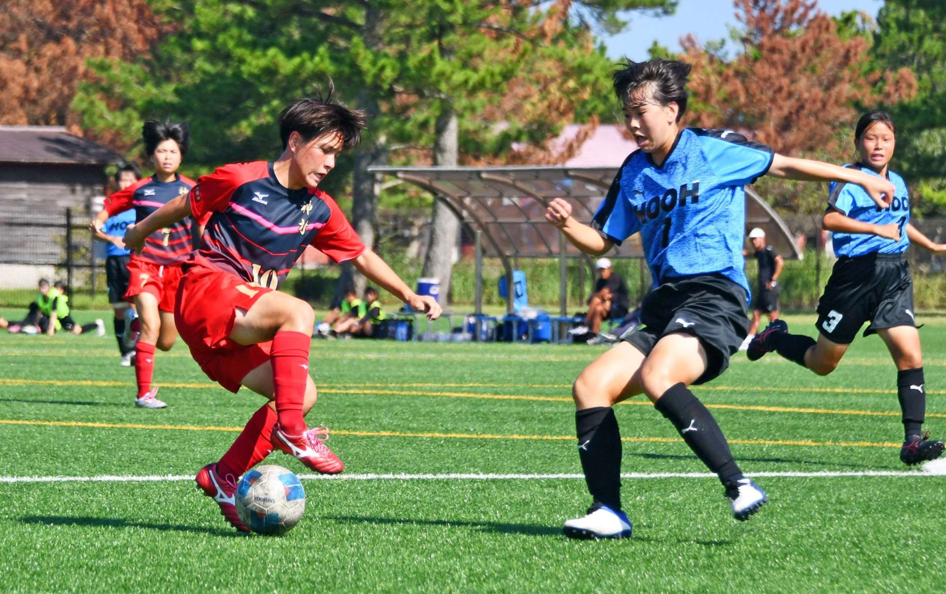 前半、ゴール前で相手と競り合う神村のＭＦ舟之川＝桷志田サッカー場