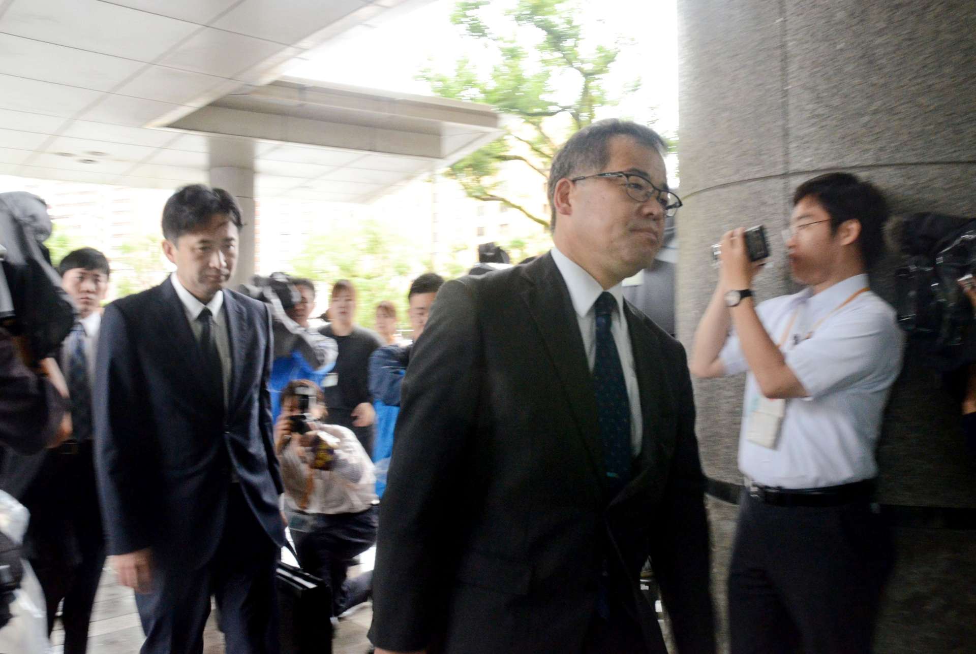 特別監察に入る警察庁関係者＝２０２４年６月、鹿児島市の県警本部
