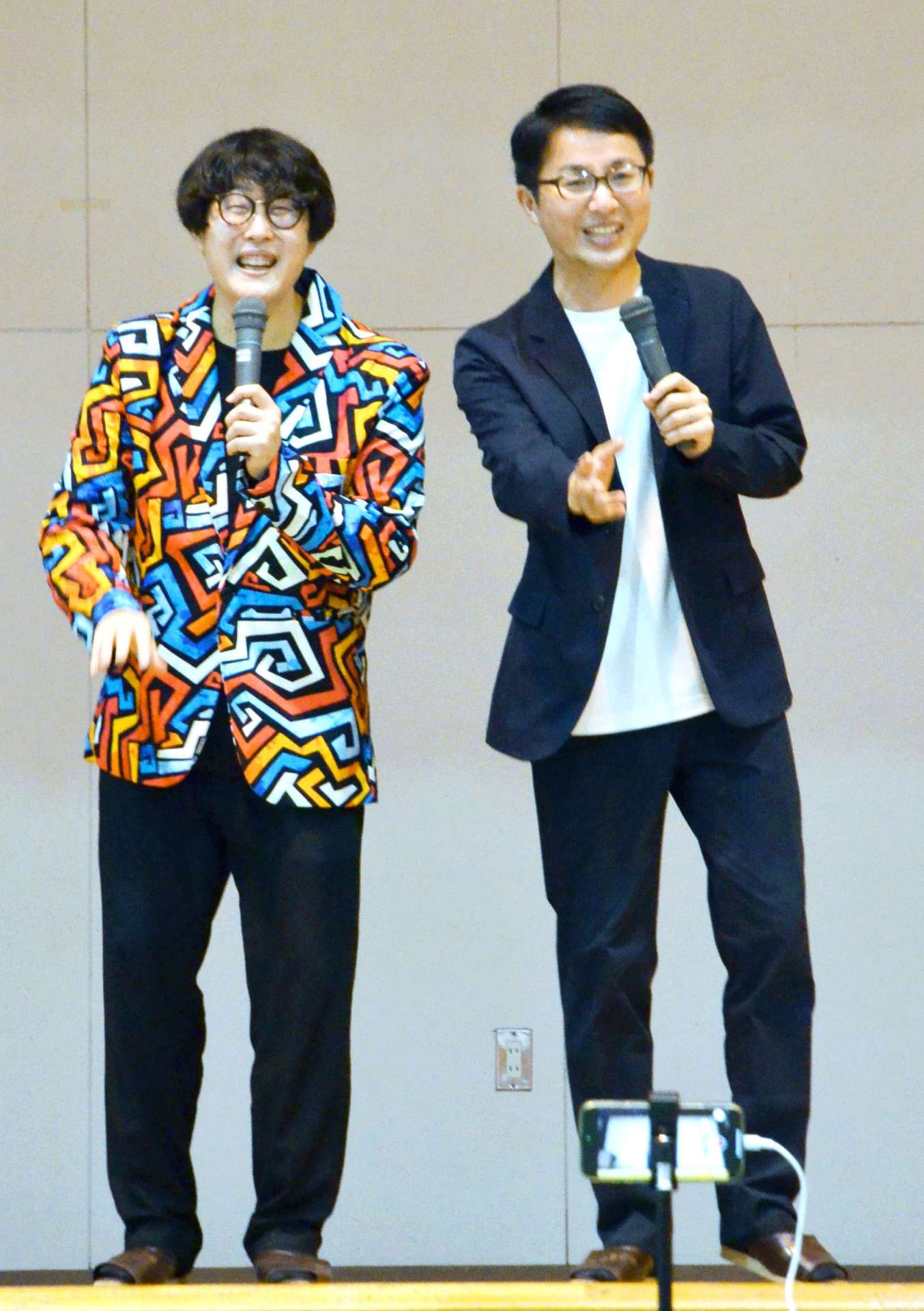笑いを通じたコミュニケーションについて話すオシエルズの矢島ノブ雄さん（左）と野村真之介さん＝鹿児島市の谷山北中学校